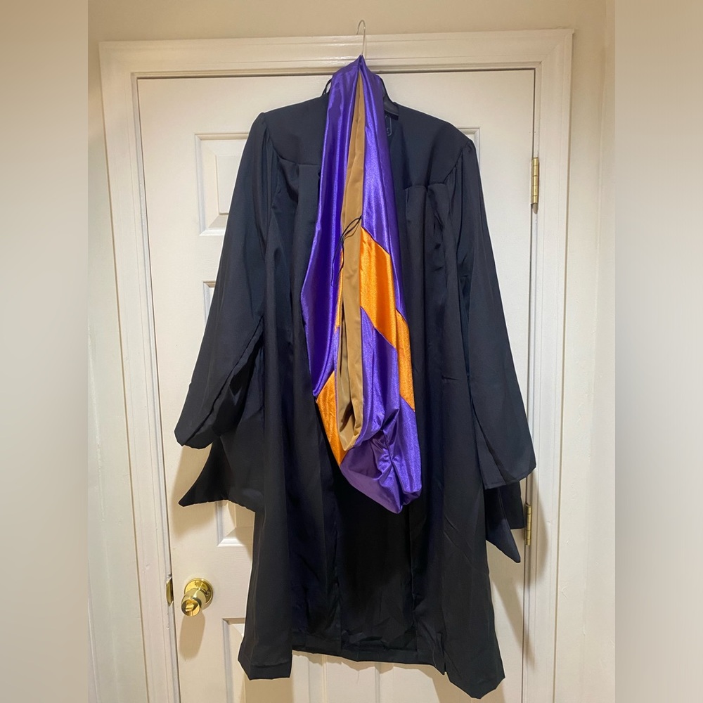Graduation cap & gown, 5’6”-5’8”